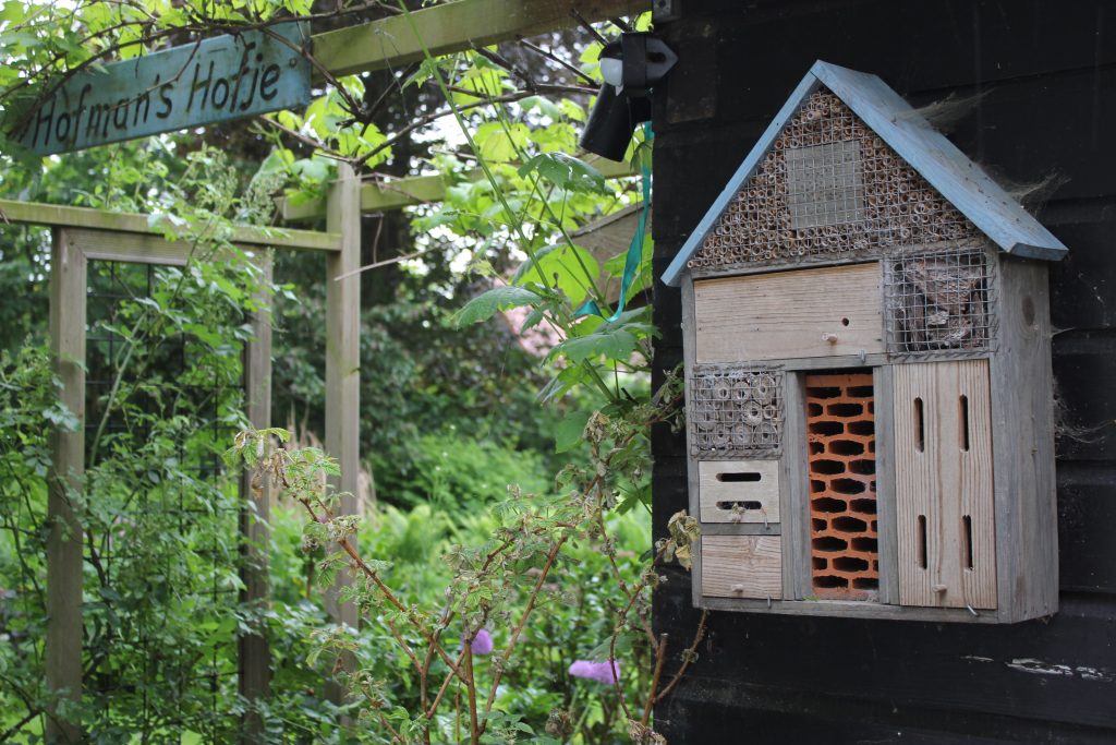 B&B duurzame installatie; insectenhotel in de openbare bijentuin